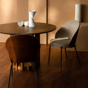 Silla Rodin en madera de fresno y metal tapizada Arena